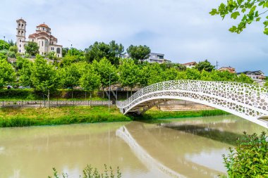 Arnavutluk 'un Lezhe kentindeki Drin Nehri üzerindeki yaya köprüsü manzarası