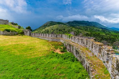 Arnavutluk 'un Şkoder kentindeki Rozafa kalesinin surları boyunca yaz mevsiminde batıya bakan bir manzara