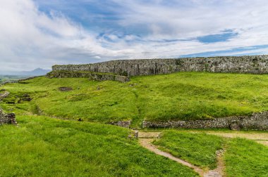 Arnavutluk 'un Şkoder kentindeki Rozafa şatosunun iç kale duvarına bakan bir manzara