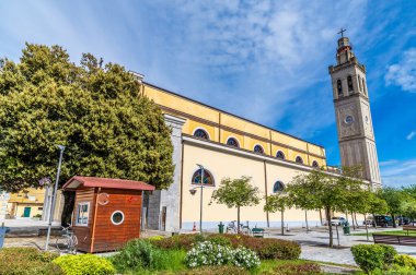 Arnavutluk 'un Şkoder kentindeki katedrale doğru bir manzara