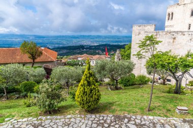 Arnavutluk 'un Kruja kentindeki Kalenin orta seviyesinden yaz mevsiminde bir manzara