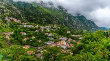 Arnavutluk 'un Kruja kentindeki Kale' nin arkasındaki dağlara bakan bir manzara