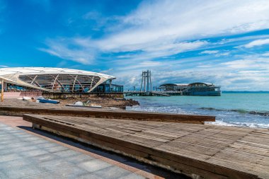 Arnavutluk 'un Durres kentindeki sahil şeridi boyunca yaz mevsiminde bir manzara