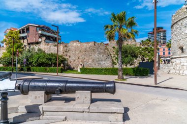 Arnavutluk 'un Durres kentindeki Venedik kulesi yakınlarındaki kent duvarları boyunca yaz mevsiminde bir manzara