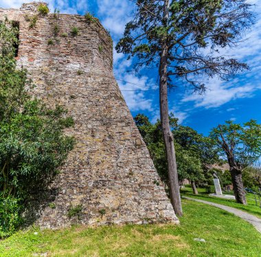 Arnavutluk 'un Durres kentindeki eski kent duvarında yaz mevsiminde bir payanda manzarası