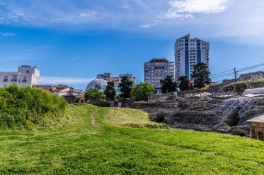 Arnavutluk 'un Durres kentindeki yeni binalara yönelik Roma amfitiyatrosunun yıkıntılarından bir manzara