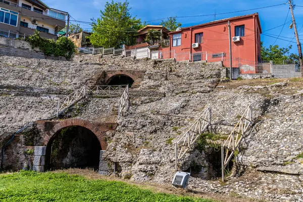 Arnavutluk 'un Durres kentindeki Roma amfitiyatrosuna yaz aylarında girişlere yönelik bir manzara