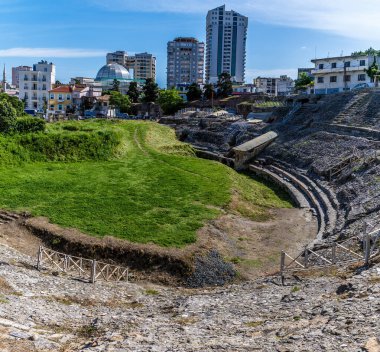 Arnavutluk 'un Durres kentindeki Roma amfitiyatrosunun bir köşesinden yaz mevsiminde bir manzara