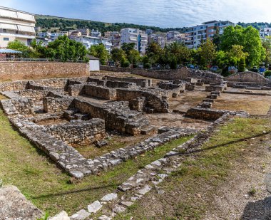 Arnavutluk 'un Sarande kentindeki antik Sinagog kompleksinin yaz sabahları manzarası
