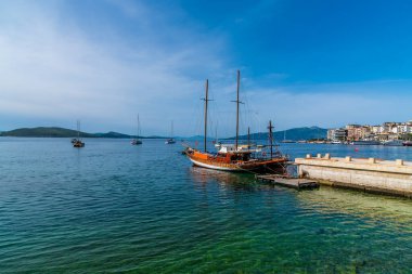 Arnavutluk 'un Sarande kentindeki marinadan yazın Corfu' ya doğru bir manzara