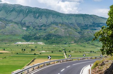 Arnavutluk 'un Cirokaster kenti yakınlarındaki Gjere dağlarındaki bir yolun manzarası
