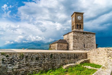 Arnavutluk 'un Cirokaster kentinin üzerindeki şatoda yaz mevsiminde bir saat kulesine bakan manzara