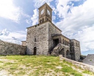 Arnavutluk 'un Cirokaster kentinin üzerindeki şatoda yaz mevsiminde bir kuleye bakan manzara