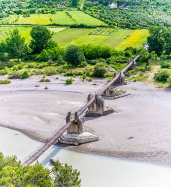 Arnavutluk 'un Tepelena kentindeki Vjosa nehri üzerindeki Ali Paşa Köprüsü' nün yaz mevsiminde hava manzarası