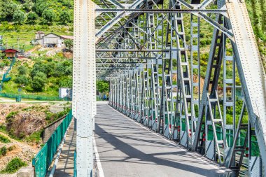 Arnavutluk 'un Tepelena kentindeki Vjosa Nehri üzerindeki Dragoti köprüsüne yazın yaklaşan manzara