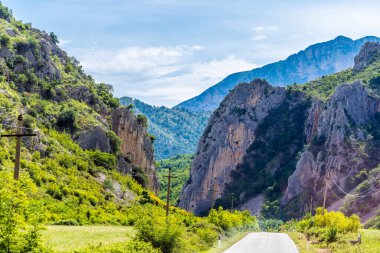Arnavutluk 'un Kelcyre kentindeki Vjosa Nehri' nin Kelcyre Boğazı 'na yaz mevsiminde yaklaşan manzara