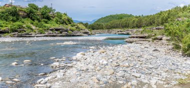 Arnavutluk 'un Kelcyre kentindeki Vjosa Nehri üzerinde yaz mevsiminde manzara