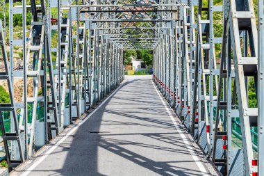 Arnavutluk 'un Tepelena kentindeki Vjosa Nehri üzerindeki Dragoti Köprüsü manzaralı