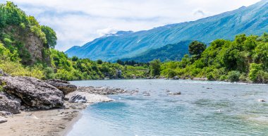 Arnavutluk 'un Kelcyre kentindeki bir yaya köprüsüne doğru Vjosa Nehri' nin doğusuna bakan bir manzara