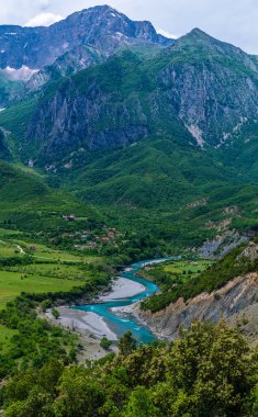 Arnavutluk 'ta yaz aylarında Vjosa nehir vadisinde Nemercka dağ zincirine doğru bir manzara
