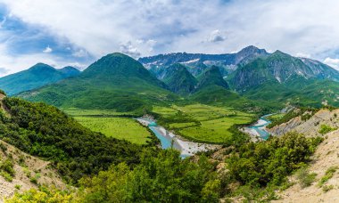 Arnavutluk 'ta yaz aylarında Vjosa nehir vadisi ve Nemercka dağ zinciri üzerinde geniş bir görüş açısı