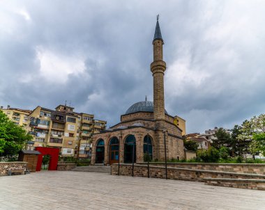 Arnavutluk 'un Korca kentinde yaz aylarında bir meydanda camiye doğru bir manzara