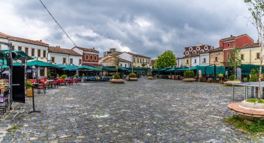 Arnavutluk 'un Korca kentindeki bir meydanda yaz mevsiminde manzara