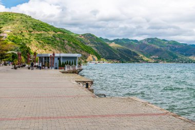 Arnavutluk 'un Podgradec kentindeki Ohri Gölü kıyısındaki gezinti alanının manzarası