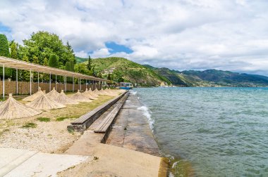 Arnavutluk 'un Podgradec kentindeki Ohri Gölü kıyısı boyunca yaz mevsiminde bir manzara