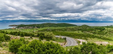 Arnavutluk 'un Podgradec kentindeki Ohri Gölü kıyılarındaki Lin yerleşimine doğru bir manzara
