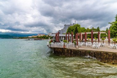 Arnavutluk 'un Podgradec kentindeki Ohri Gölü kıyı şeridi boyunca doğuya bakan bir manzara
