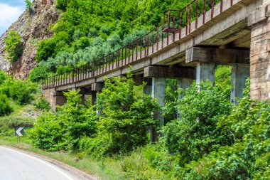 Arnavutluk 'un Podgradec kenti yakınlarındaki şimdi kullanılmayan komünist dönemin yüksek bir kesimine yönelik bir bakış