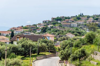 Arnavutluk 'un Sarandra kentindeki bir sahil kasabasının yaz mevsiminde manzarası