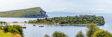 Arnavutluk 'un Sarandra kentine giden yoldaki Palermo Sahili' nden Porto Palermo Kalesi 'ne kadar uzanan manzara