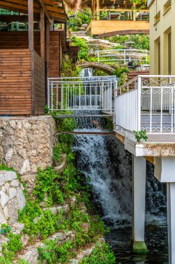 Arnavutluk 'un Sarandra kenti yakınlarındaki bir yerleşim bölgesinde yaz mevsiminde çağlayan bir şelale manzarası