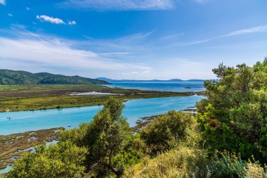 Arnavutluk 'un Butrint kentindeki boğazda yaz mevsiminde deniz manzarası