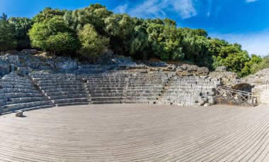 Arnavutluk 'un Butrint kentindeki Roma amfitiyatrosunun yaz mevsiminde manzarası