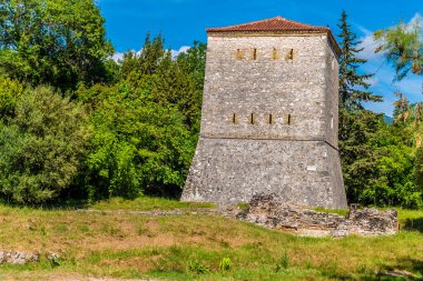 Arnavutluk 'un Butrint kentinde yaz aylarında Venedik kulesine bakan bir manzara