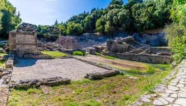 Arnavutluk 'un Butrint kentindeki antik harabelerin yaz aylarında manzarası