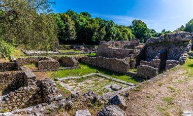 Arnavutluk 'un Butrint kentindeki antik harabelerin karşısındaki Roma amfitiyatrosundan bir manzara