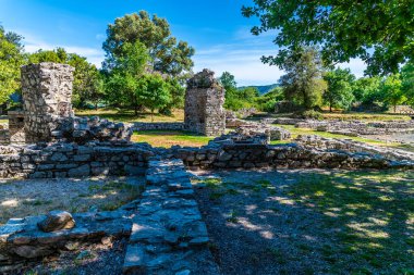 Arnavutluk 'un Butrint kentindeki antik harabelere doğru uzanan bir duvar manzarası