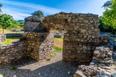 Arnavutluk 'un Butrint kentindeki antik harabelerde yaz mevsiminde bir kemer yolu manzarası