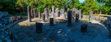 Arnavutluk 'un Butrint kentindeki antik harabelerde yaz mevsiminde vaftizin manzarası