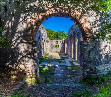 Arnavutluk 'un Butrint kentindeki antik harabelerdeki Büyük Bazilika' nın yaz dönemi manzarası