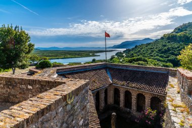 Arnavutluk 'un Butrint kentindeki antik harabelerin yaz mevsiminde kalenin manzarası