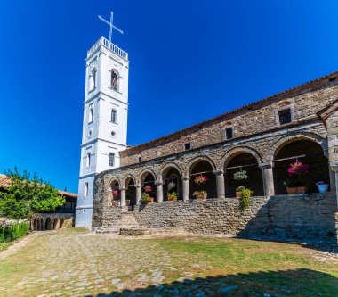 Arnavutluk 'taki Ardenica Manastırı' nın yaz sabahları manzarası
