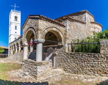 Arnavutluk 'taki Ardenica Manastırı' nın yaz sabahları manzarası