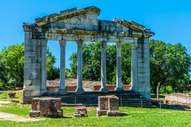 Arnavutluk 'un Apollonia kentinde yaz aylarında inşa edilen Roma harabelerinde kurul toplantısına bir bakış