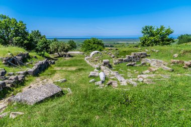Arnavutluk 'un Apollonia kentinde yaz mevsiminde Roma harabelerinde kalıntıların inşa edildiği bir manzara