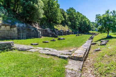 Arnavutluk 'un Apollonia kentinde yaz mevsiminde Roma harabelerinde kalıntıların inşası boyunca bir manzara